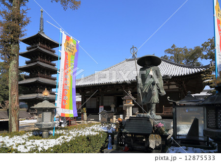 四国霊場第70番札所「本山寺」雪晴れの境内（国宝本堂と五重塔） 12875533