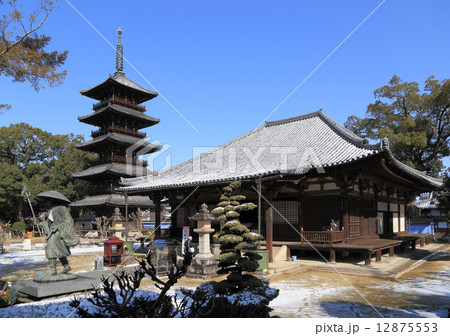 四国霊場第70番札所「本山寺」雪晴れの境内(国宝本堂と五重塔) 四国霊場第70番札所「本山寺」雪晴れの境内(国宝本堂と五重塔) 12875553
