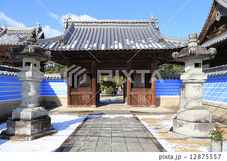 四国霊場第70番札所「本山寺」雪晴れの大門(右大師堂、左鐘楼) 四国霊場第70番札所「本山寺」雪晴れの大門(右大師堂、左鐘楼) 12875557