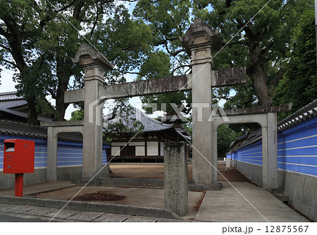 四国霊場第70番札所「本山寺」旧国道に面した(庫裡)門 四国霊場第70番札所「本山寺」旧国道に面した(庫裡)門 12875567