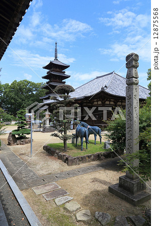 四国霊場第70番札所「本山寺」五重塔と国宝本堂そして本尊馬頭観世音菩薩にちなんだ二体の馬の像 12875568