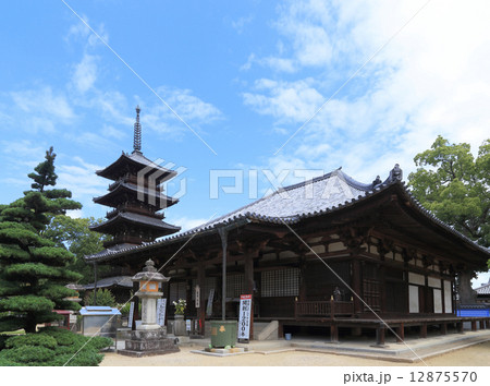 四国霊場第70番札所「本山寺」五重塔と国宝本堂 12875570