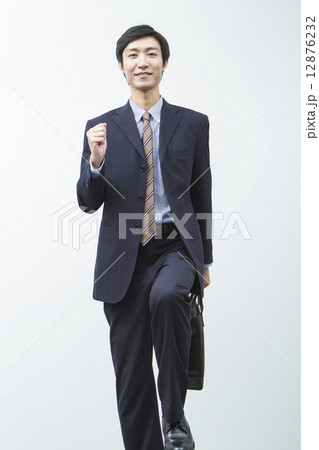 歩くビジネスマン 12876232