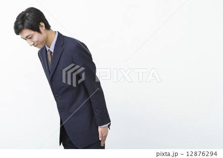 お辞儀するビジネスマン 12876294