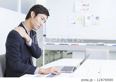 悩むビジネスマン 12876680