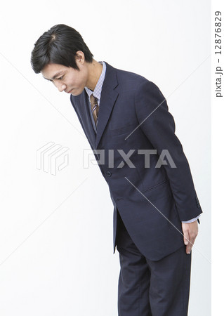 お辞儀するビジネスマン お辞儀するビジネスマン 12876829