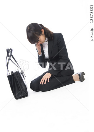 リクルートスーツの女性 12878835