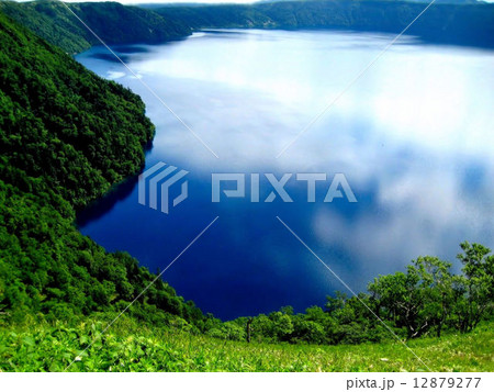 北海道・摩周第三展望台より晴天下の摩周湖を望む（３） 12879277