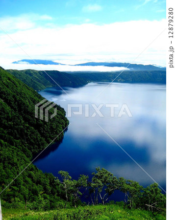 北海道・摩周第三展望台より晴天下の摩周湖を望む（６） 12879280