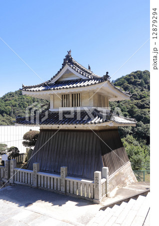 金刀比羅宮大門前の 時太鼓を備えた「鼓楼」とその左横にある石碑「清塚」(江戸時代より清少納言の墓と伝わる） 12879294
