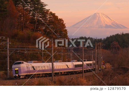三峰の丘から見る富士山夕景 12879570