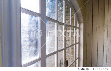 アーチ型のガラスドア 12879825