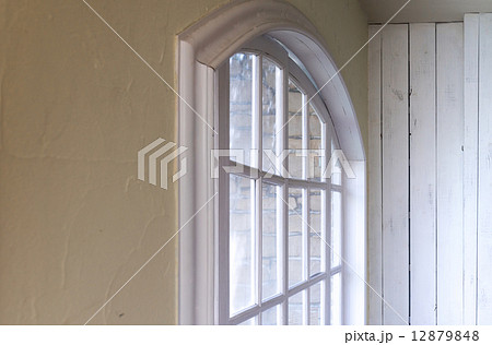 アーチ型のガラスドア 12879848