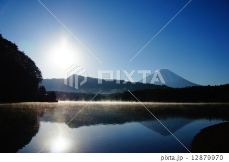 西湖の朝もや 12879970