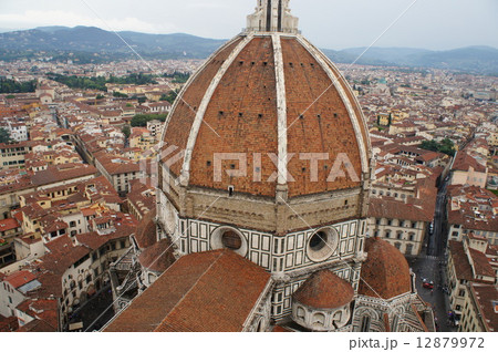 サンタ・マリア・デル・フィオーレ大聖堂とフィレンツェの街並み 12879972