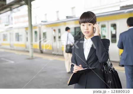 リクルートスーツの女性 リクルートスーツの女性 12880010