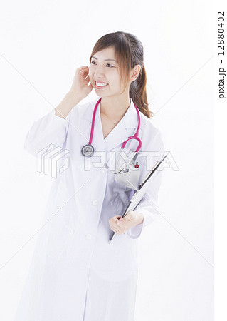 聴診器を持つ白衣を着た可愛い女の子の写真素材 1402
