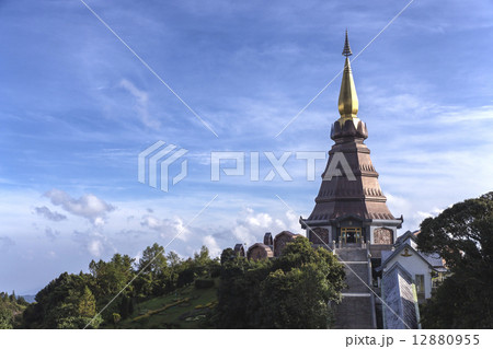 ドーイ　インタノン国立公園の寺院、タイチェンマイ 12880955