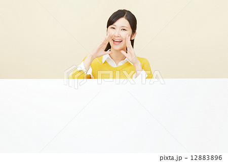 メッセージボードと応援する女性 メッセージボードと応援する女性 12883896