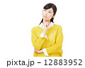 考える女性 12883952