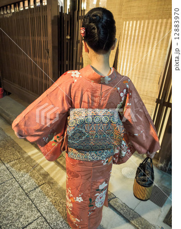 着物姿の若い女性 12883970