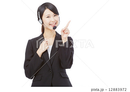 指差すオペレーター 12883972