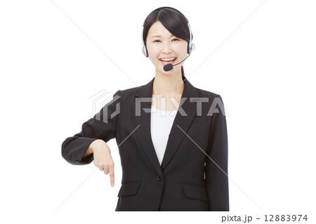 指差すオペレーター 12883974