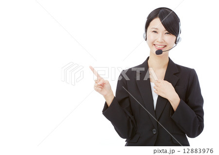 指差すオペレーター 12883976
