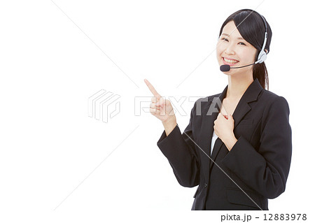 指差すオペレーター 12883978