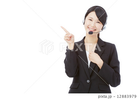 指差すオペレーター 12883979