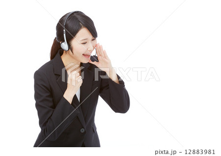 呼びかけるオペレーター 12883981