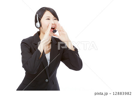 呼びかけるオペレーター 12883982