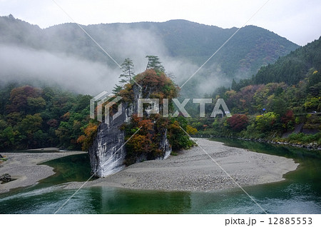 秋の面河川の軍艦岩 12885553