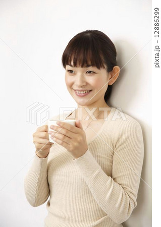 笑顔の女性 12886299