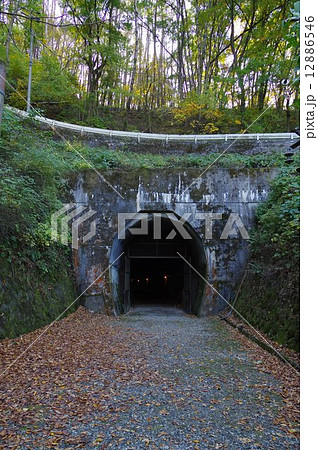 旧国鉄篠ノ井線廃線跡　三五山トンネル（東側） 12886546