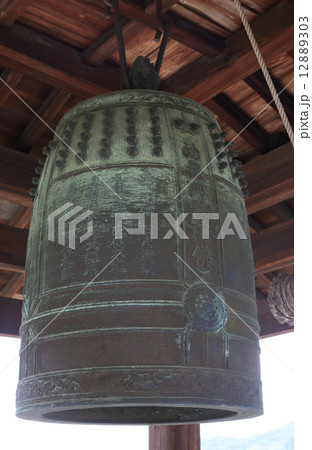 竹原市、町並み保存地区の「西方寺」の梵鐘 12889303