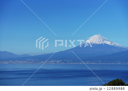 駿河湾と富士山 12889986