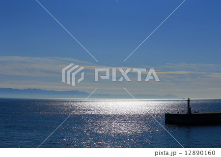 海 水面に反射する日の光の写真素材 1160