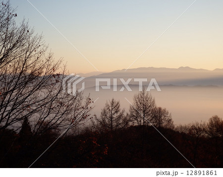 北アルプスの中腹から俯瞰した美しい安曇野の夜明け。 北アルプスの中腹から俯瞰した美しい安曇野の夜明け。 12891861