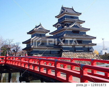 真っ赤な橋の向こうに烏城の異名をとる国宝松本城が聳える。 12891873
