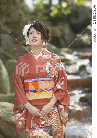 成人式で晴れ着を着た可愛らしい女の子 12891896