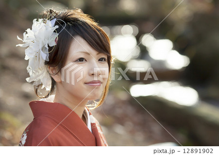 成人式で晴れ着を着た可愛らしい女の子 成人式で晴れ着を着た可愛らしい女の子 12891902