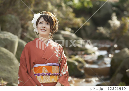 成人式で晴れ着を着た可愛らしい女の子の写真素材 成人式で晴れ着を着た可愛らしい女の子の写真素材