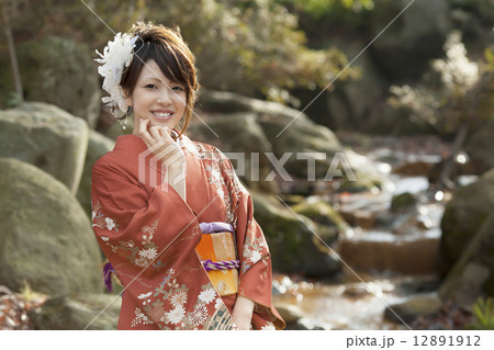 成人式で晴れ着を着た可愛らしい女の子の写真素材 成人式で晴れ着を着た可愛らしい女の子の写真素材