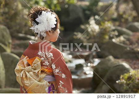 成人式で晴れ着を着た可愛らしい女の子 成人式で晴れ着を着た可愛らしい女の子 12891917