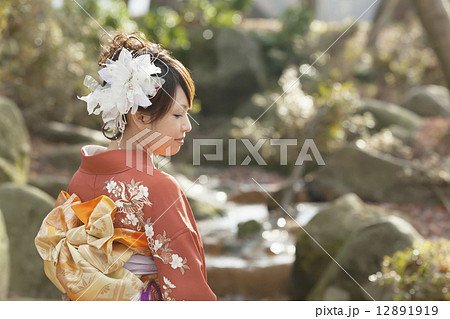成人式で晴れ着を着た可愛らしい女の子 成人式で晴れ着を着た可愛らしい女の子 12891919