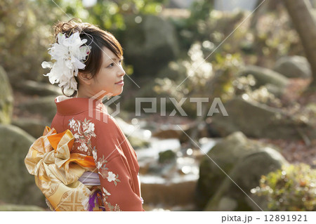 成人式で晴れ着を着た可愛らしい女の子 成人式で晴れ着を着た可愛らしい女の子 12891921