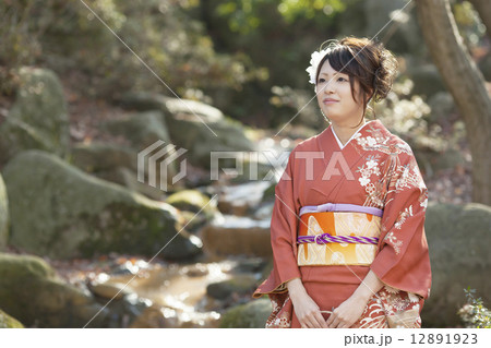 成人式で晴れ着を着た可愛らしい女の子 12891923