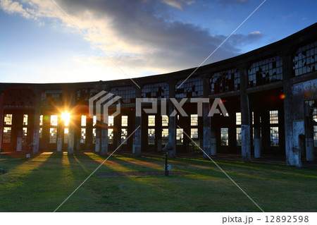 豊後森機関庫跡の朝日 12892598