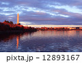 夕暮れ時のタイダル・ベイスンとワシントン記念塔　紅葉 12893167